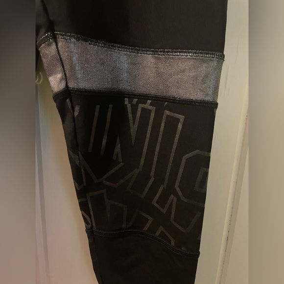 VS. PINK cropped ultimate leggings-small like new - Picture 3 of 7